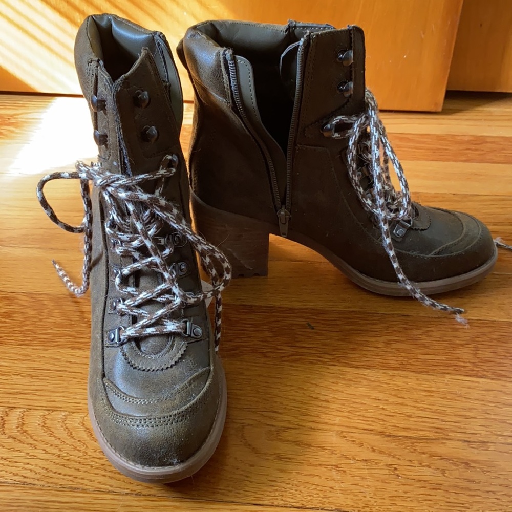 NWT Carlos Santana Weather Proof Heeled Boots - Size 8.5